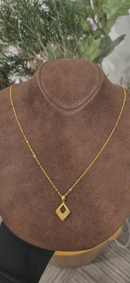 Gold Geometric Filigree Necklace 21KT - FKJNKL21KM11296