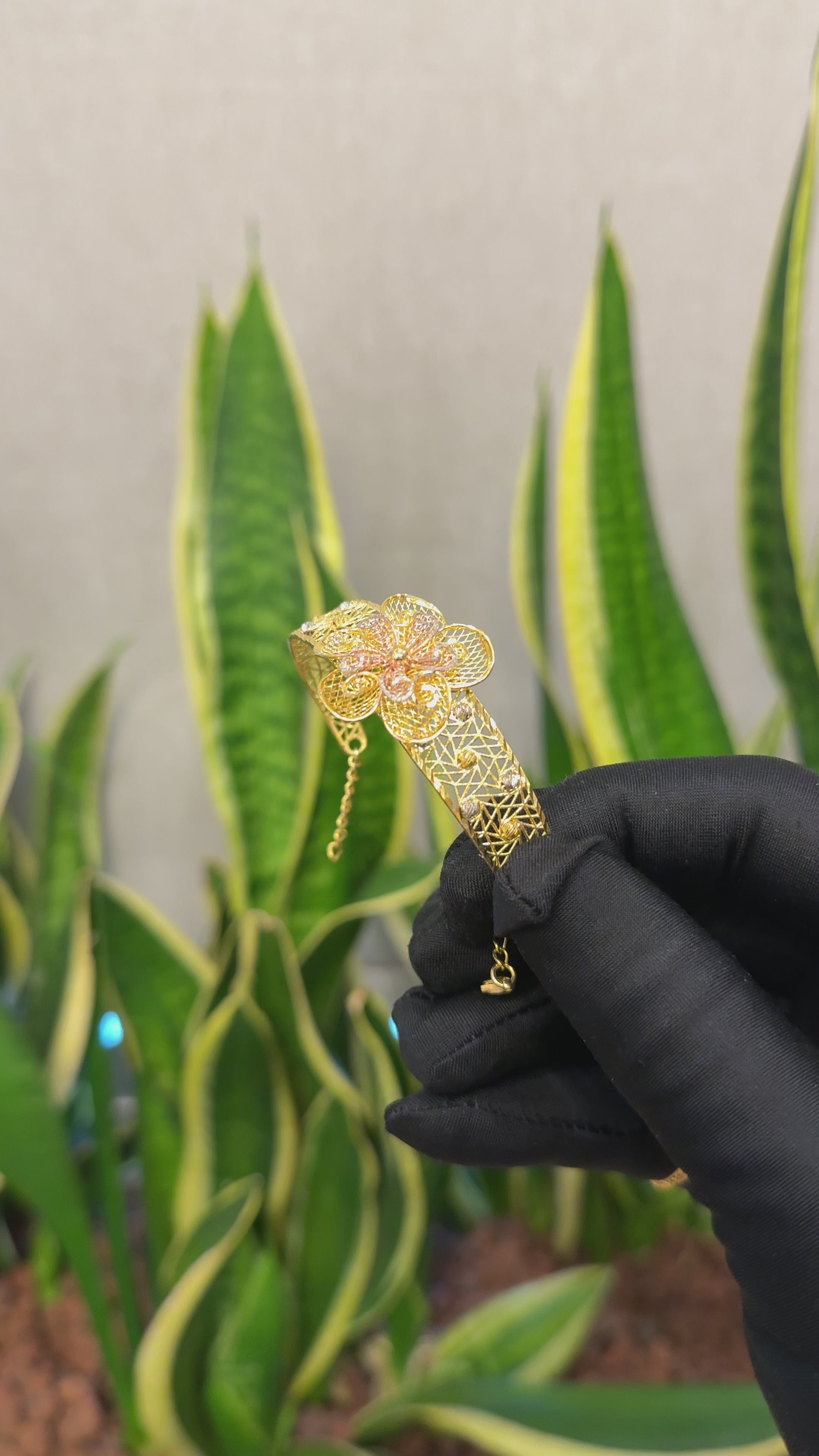 طقم أساور على شكل زهرة من الذهب (سوار وخاتم) عيار 21 قيراطًا - FKJSET21KM10114